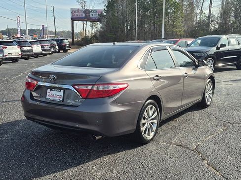 Used 2017 Toyota Camry XLE image 2