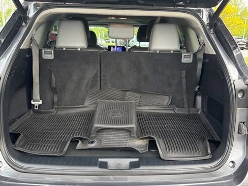 Used 2023 Toyota Highlander XLE AWD/4WD image 10
