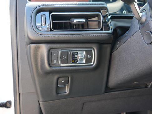 Used 2022 Lincoln Nautilus Reserve AWD/4WD image 19
