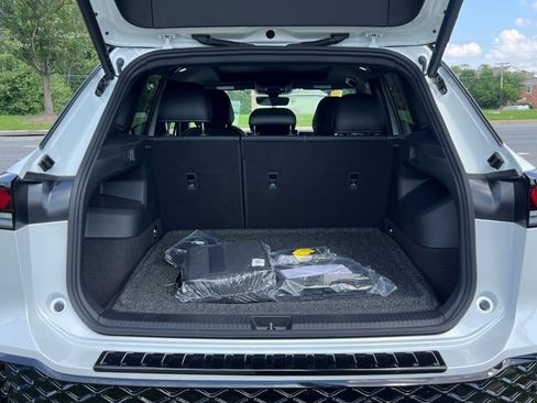 New 2025 Volkswagen Tiguan SE R-Line image 11