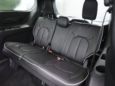 Used 2025 Chrysler Pacifica Limited image 14