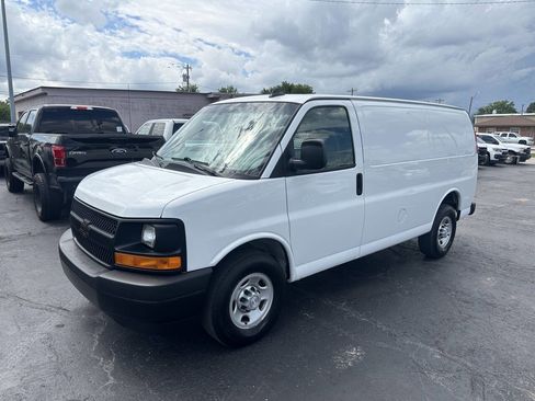 Used 2017 Chevrolet Express 2500 RWD image 2