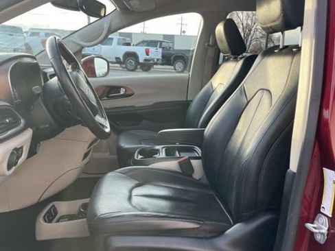 Used 2019 Chrysler Pacifica Touring-L FWD image 30