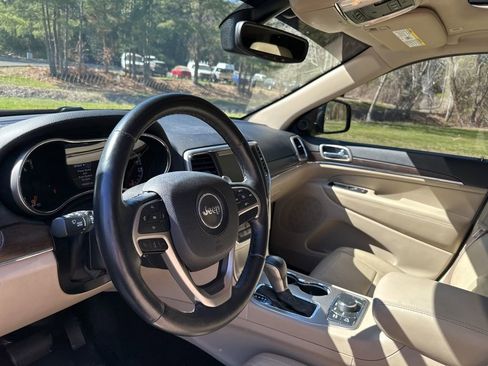 Used 2017 Jeep Grand Cherokee Limited image 9
