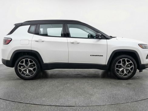 Used 2025 Jeep Compass Limited image 11