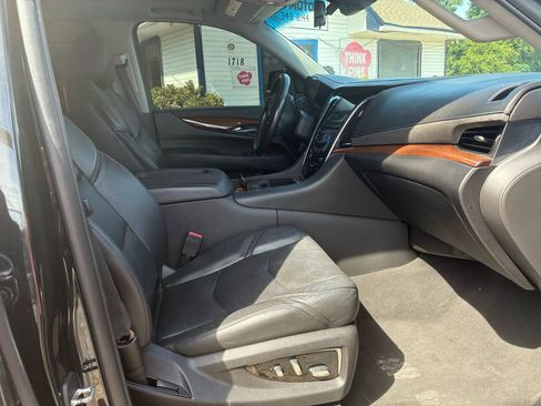 Used 2019 Cadillac Escalade ESV Premium Luxury w/ Escalade Sport Edition image 15
