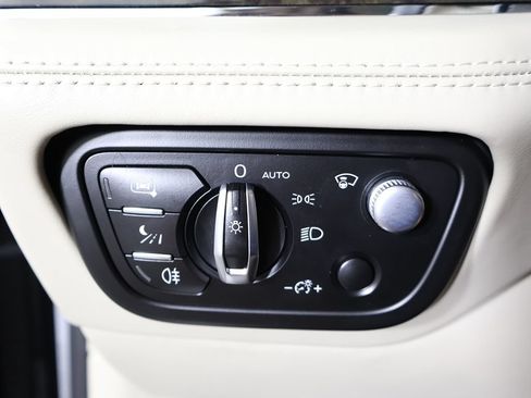 Used 2020 Bentley Bentayga Plug-In Hybrid AWD/4WD image 50