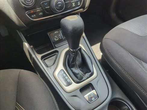 Used 2016 Jeep Cherokee Latitude FWD image 9