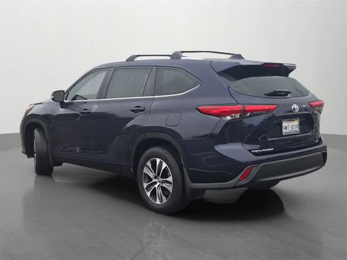 Used 2023 Toyota Highlander XLE image 4