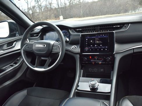 Used 2024 Jeep Grand Cherokee Altitude image 32