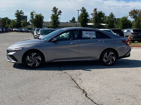 New 2025 Hyundai Elantra SEL image 4