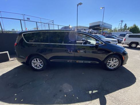 Used 2024 Chrysler Pacifica Touring-L FWD image 7