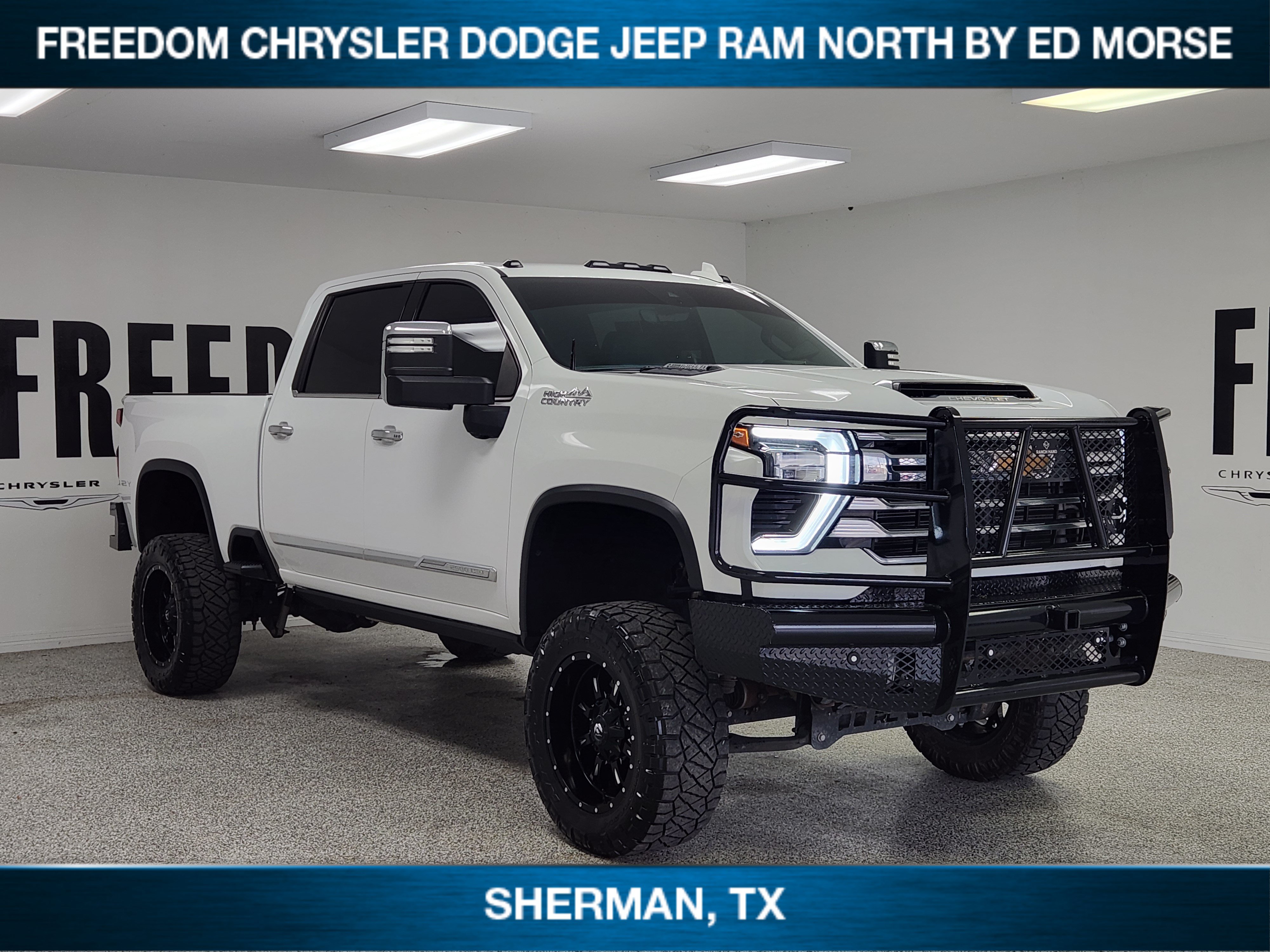 Used 2024 Chevrolet Silverado 2500 High Country w/ Technology Package AWD/4WD image 2