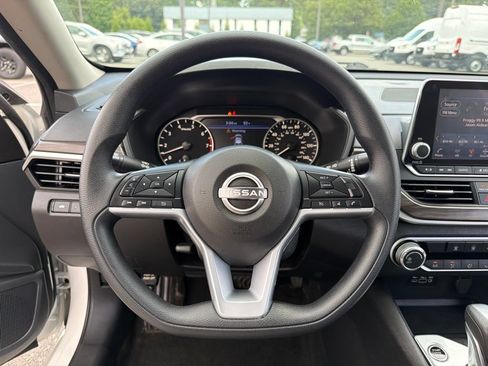 Used 2025 Nissan Altima 2.5 SV FWD image 15