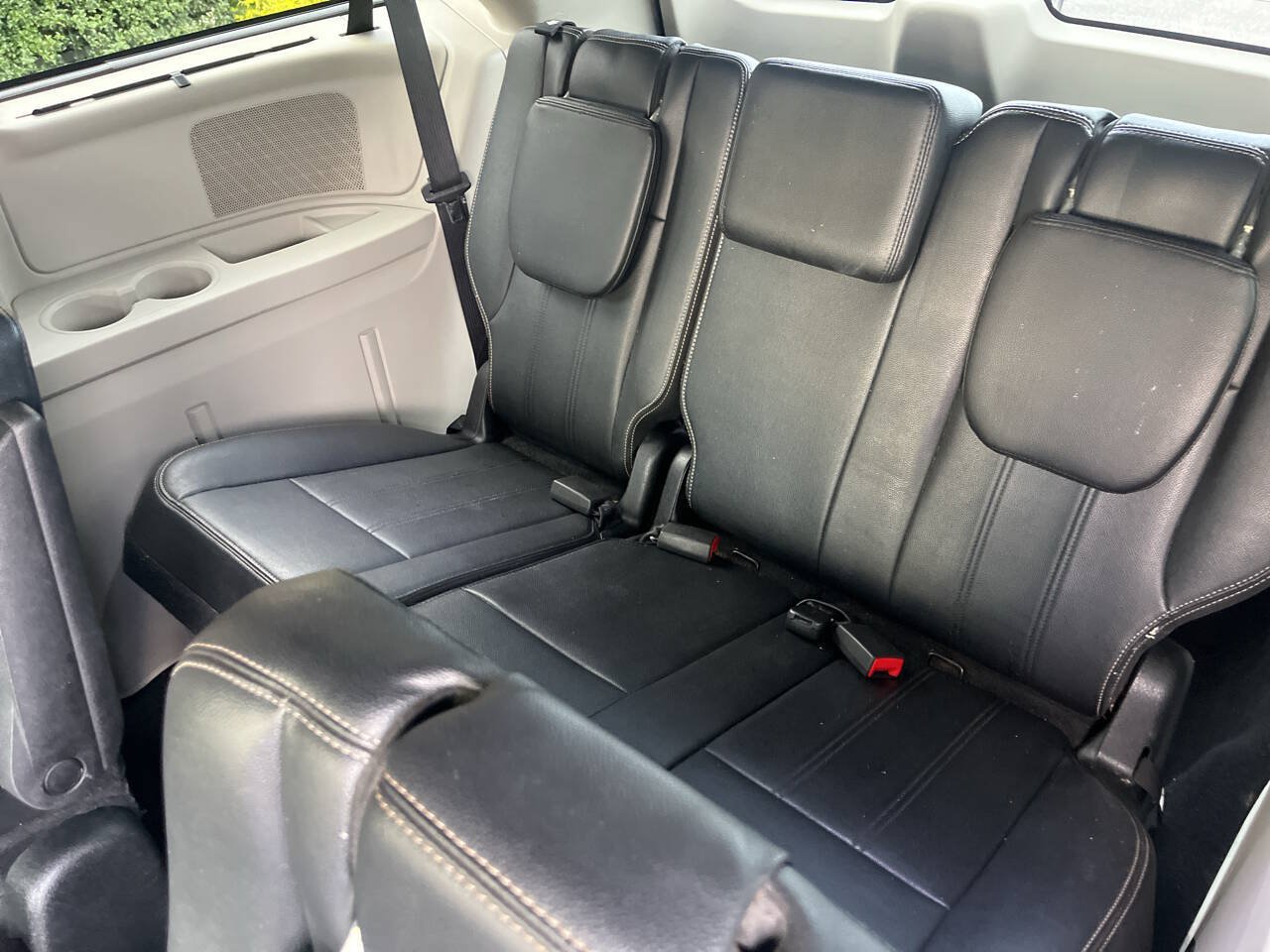Used 2015 Chrysler Town & Country Touring FWD image 26