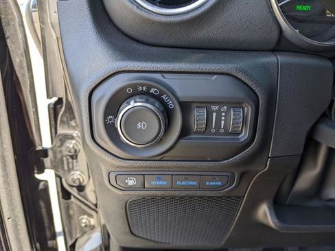 Used 2022 Jeep Wrangler Unlimited Sahara image 31