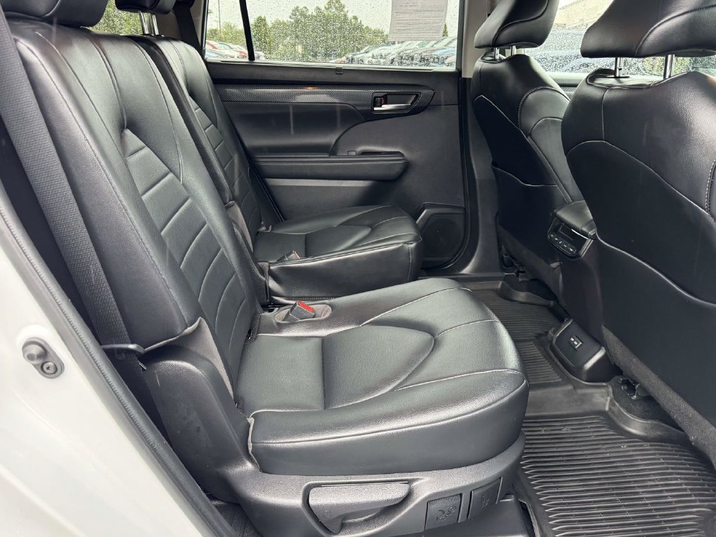 Used 2022 Toyota Highlander XLE AWD/4WD image 14
