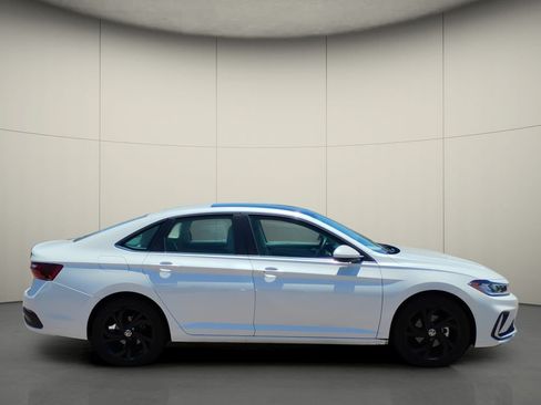 Used 2025 Volkswagen Jetta SE w/ Sunroof Package FWD image 8