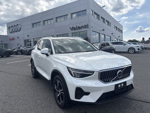 Certified 2025 Volvo XC40 B5 Core AWD/4WD image 1