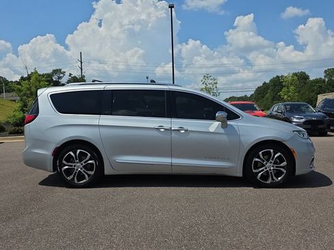 Used 2022 Chrysler Pacifica Pinnacle FWD image 2