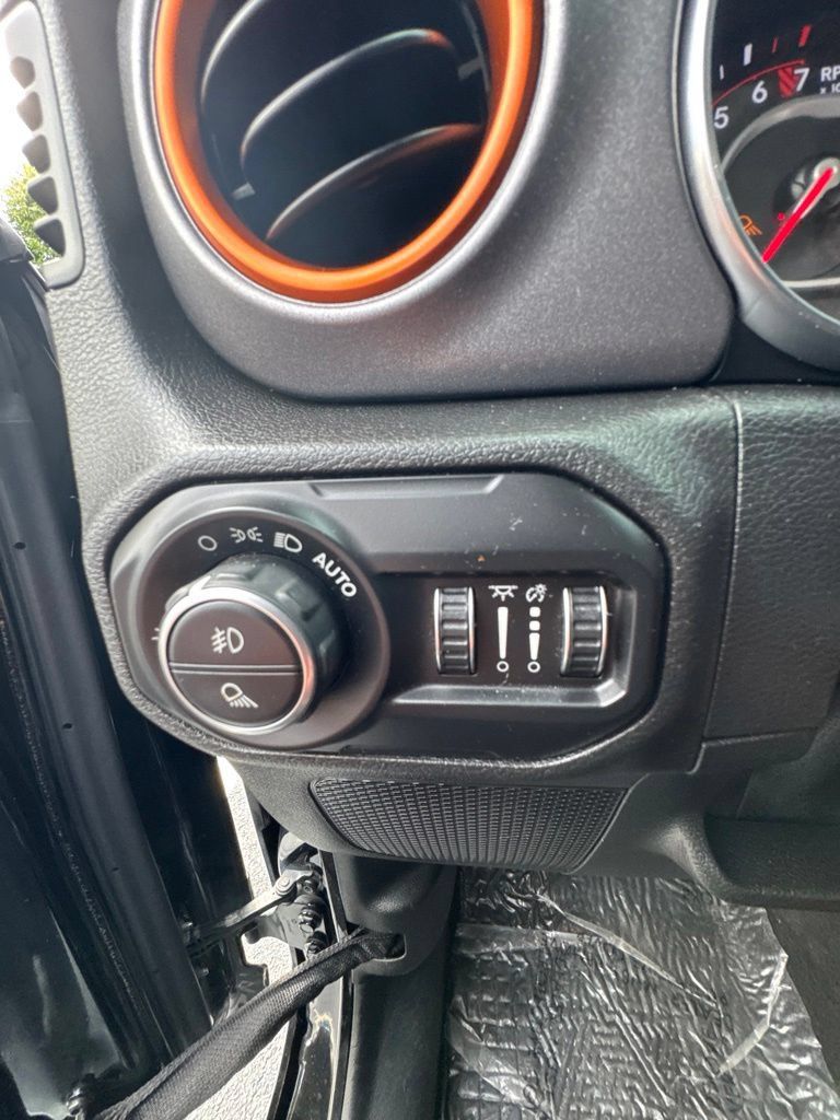 Used 2021 Jeep Gladiator Mojave AWD/4WD image 8
