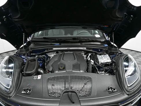 Certified 2025 Porsche Macan image 32