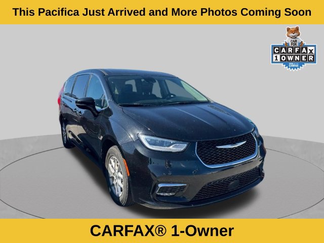 Used 2024 Chrysler Pacifica Touring-L FWD image 2