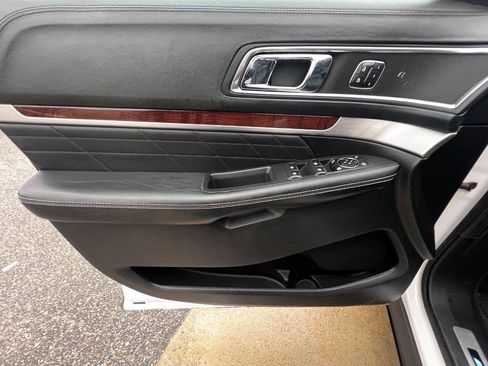Used 2017 Ford Explorer Platinum image 17