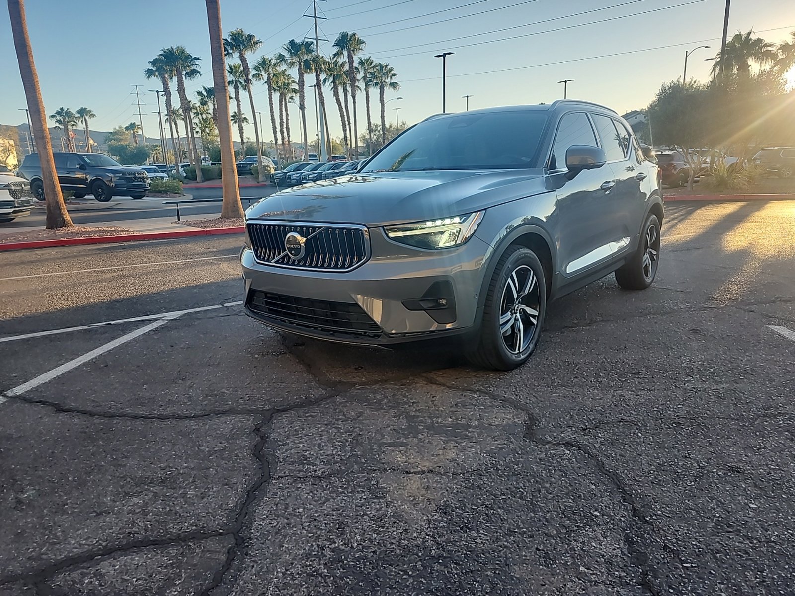 Used 2023 Volvo XC40 B5 Plus AWD/4WD image 1