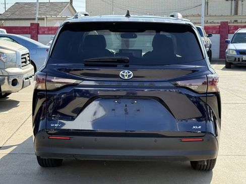 Used 2025 Toyota Sienna XLE FWD image 5