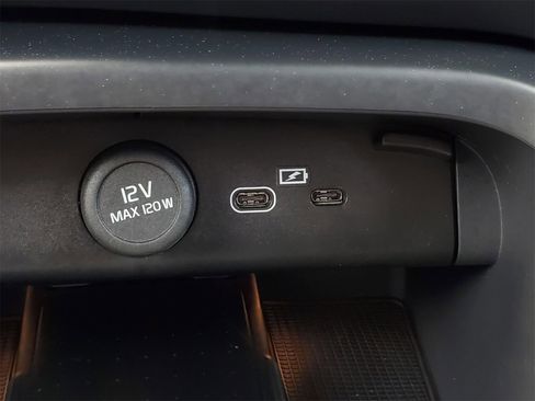 Used 2023 Volvo XC40 B5 Plus w/ Protection Package Premier image 31