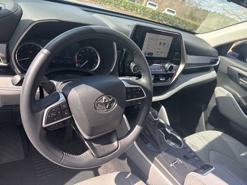 Used 2023 Toyota Highlander XLE image 9