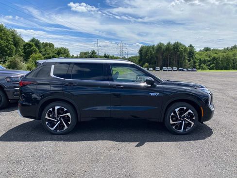 New 2025 Mitsubishi Outlander 4WD Plug-In Hybrid image 2