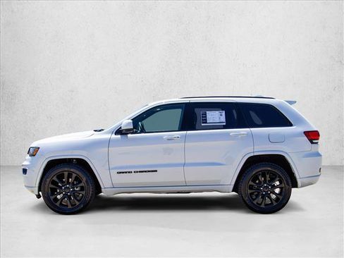 Used 2018 Jeep Grand Cherokee Altitude AWD/4WD image 8