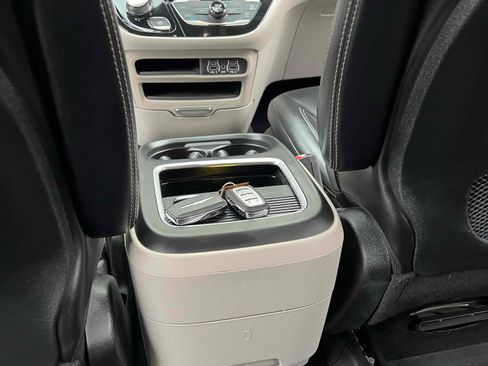 Used 2023 Chrysler Pacifica Touring-L image 42