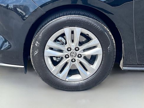 Used 2025 Toyota Sienna Limited FWD image 34