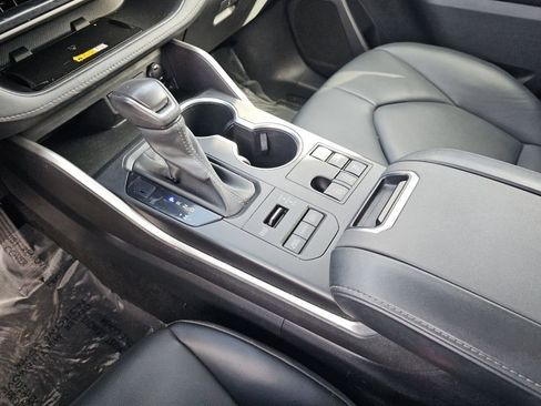 Used 2023 Toyota Highlander XLE AWD/4WD image 33