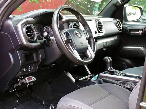 Used 2019 Toyota Tacoma TRD Sport w/ Technology Package AWD/4WD image 23