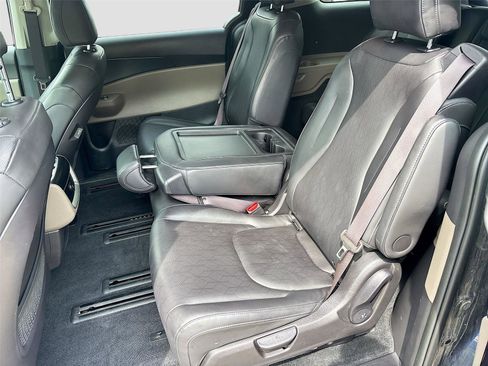 Used 2025 Kia Carnival FWD image 23