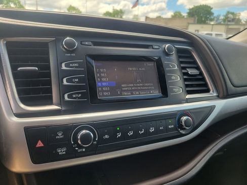 Used 2014 Toyota Highlander LE FWD image 25
