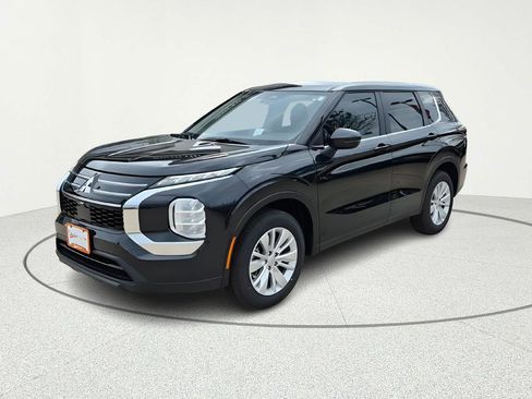New 2026 Mitsubishi Outlander ES FWD image 2