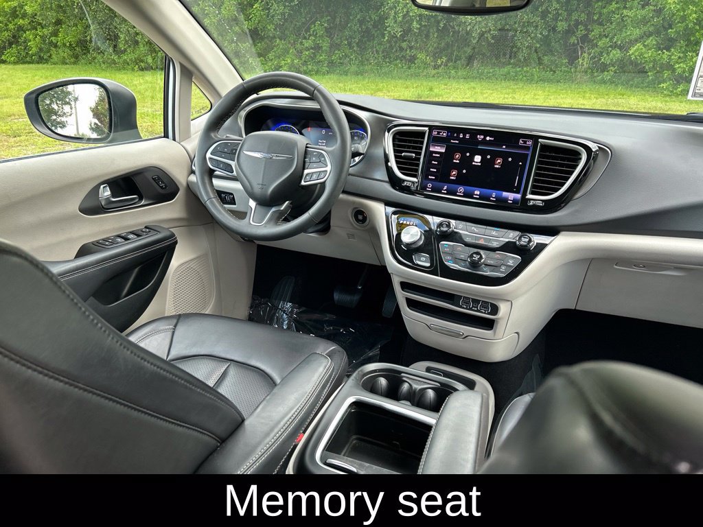 Used 2023 Chrysler Pacifica Touring-L FWD image 9