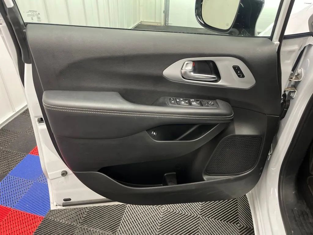 Used 2024 Chrysler Pacifica Limited FWD image 20