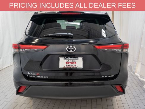 Used 2022 Toyota Highlander XLE AWD/4WD image 4