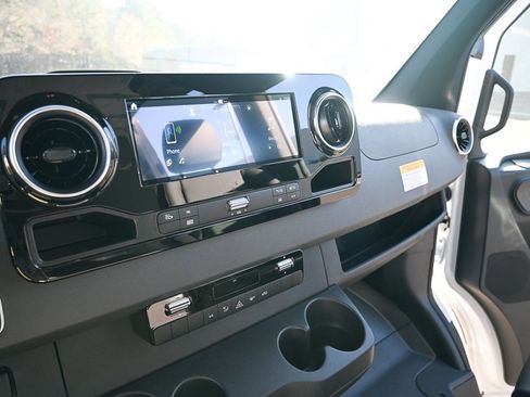 Used 2025 Mercedes-Benz Sprinter 2500 image 13