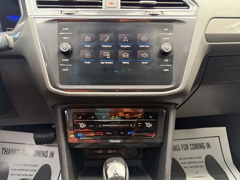 Used 2023 Volkswagen Tiguan SE w/ Panoramic Sunroof Package FWD image 21