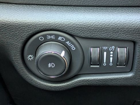 Used 2026 Chrysler Pacifica Select image 29