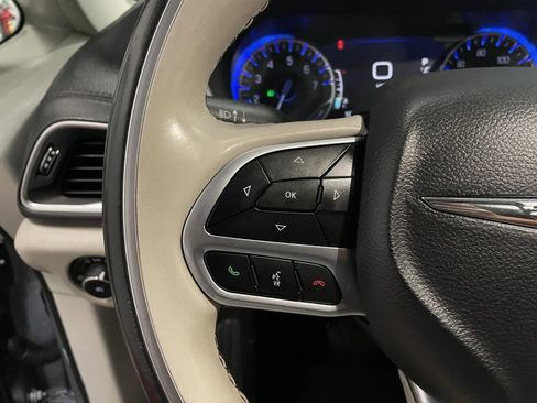 Used 2020 Chrysler Pacifica Limited FWD image 21