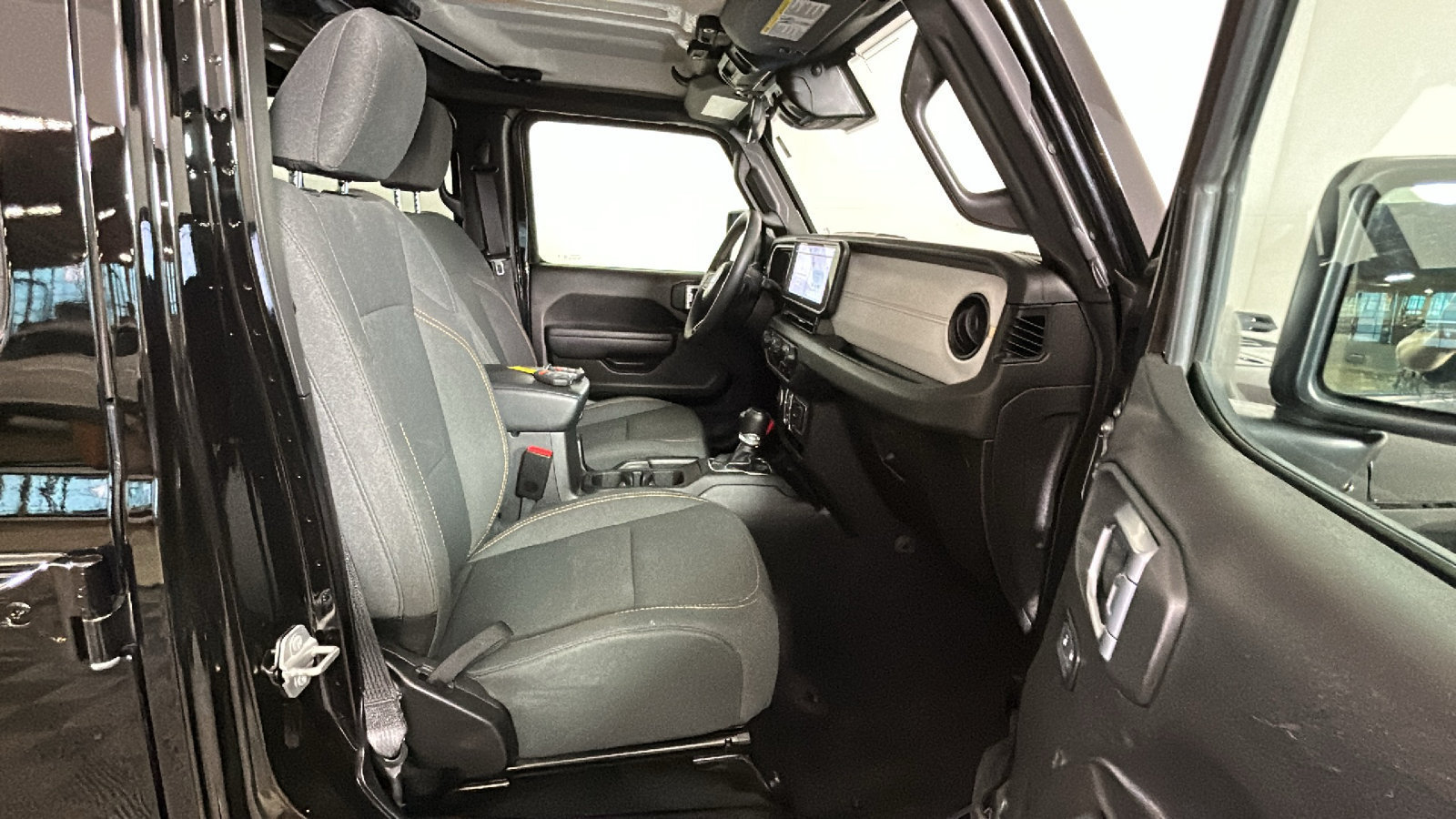 Used 2024 Jeep Wrangler Unlimited AWD/4WD image 35