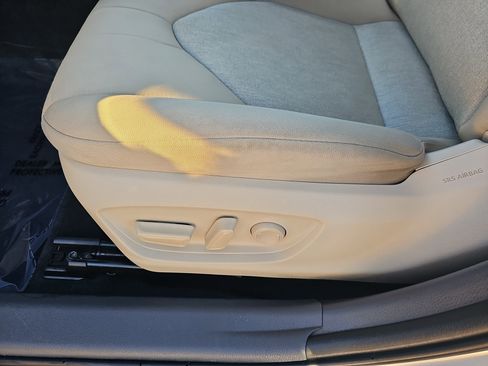 Used 2018 Toyota Camry LE image 27